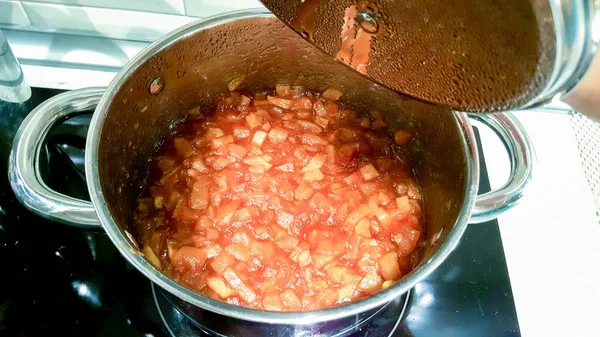 Ev yemekleri içinde elma reçeli pişirme.