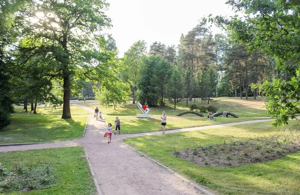 Sestroretsk Rússia Junho 2018 Parque Cidade Nos Raios Sol Noite — Fotografia de Stock