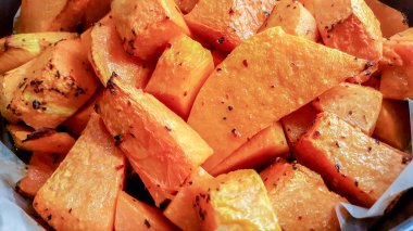 Ev yemekleri içinde elma reçeli pişirme.