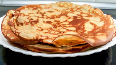 Ev yemekleri içinde elma reçeli pişirme.