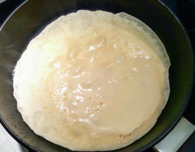 Ev yemekleri içinde elma reçeli pişirme.