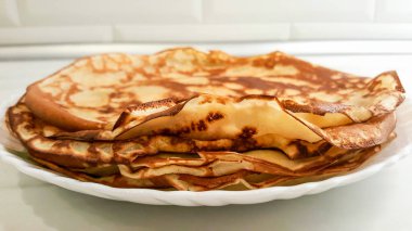 Ev yemekleri içinde elma reçeli pişirme.