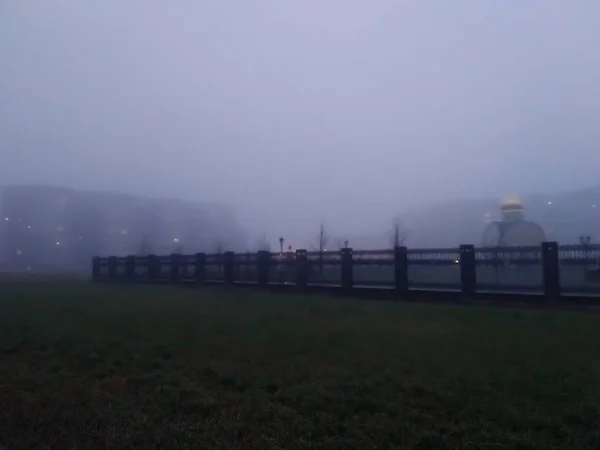 Strade Cittadine Nella Nebbia Serale — Foto Stock