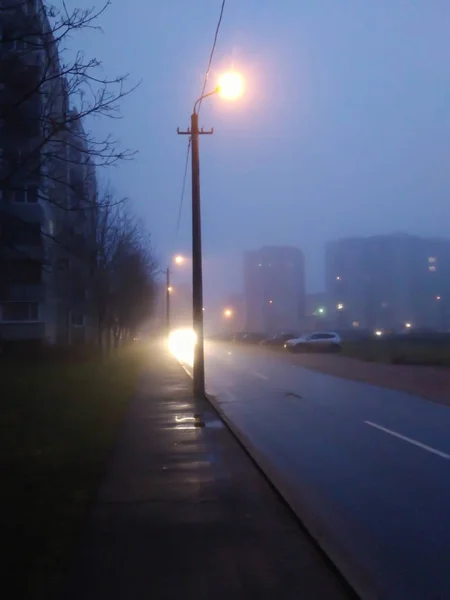 Городские Улицы Вечернем Тумане — стоковое фото