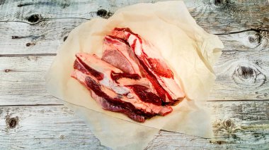 Evde mutfakta yemek.