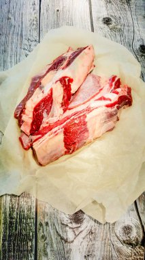 Evde mutfakta yemek.