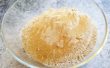 Evde mutfakta yemek.