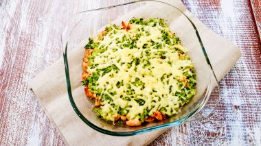 Evde mutfakta yemek.