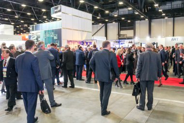 St. Petersburg, Rusya - 25 Nisan, 2017. İş adamları ve St. Petersburg enerji forumda ziyaretçi.