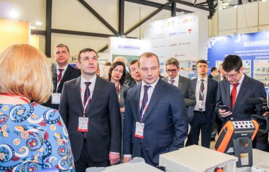 St. Petersburg, Rusya - 25 Nisan, 2017. İş adamları ve St. Petersburg enerji forumda ziyaretçi.