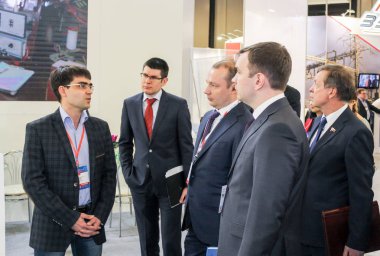 St. Petersburg, Rusya - 25 Nisan, 2017. İş adamları ve St. Petersburg enerji forumda ziyaretçi.