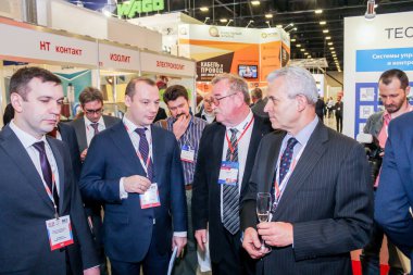 St. Petersburg, Rusya - 25 Nisan, 2017. İş adamları ve St. Petersburg enerji forumda ziyaretçi.