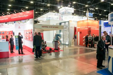 St. Petersburg, Rusya - 25 Nisan, 2017. İş adamları ve St. Petersburg enerji forumda ziyaretçi.