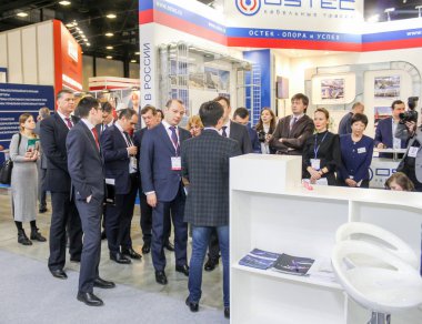 St. Petersburg, Rusya - 25 Nisan, 2017. İş adamları ve St. Petersburg enerji forumda ziyaretçi.