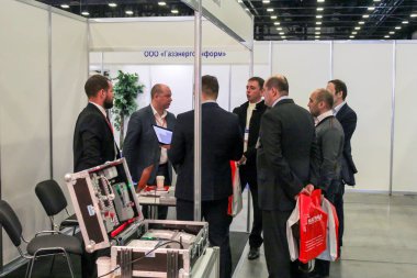 St. Petersburg, Rusya - 25 Nisan, 2017. İş adamları ve St. Petersburg enerji forumda ziyaretçi.