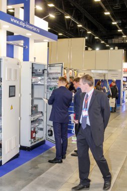 St. Petersburg, Rusya - 25 Nisan, 2017. İş adamları ve St. Petersburg enerji forumda ziyaretçi.