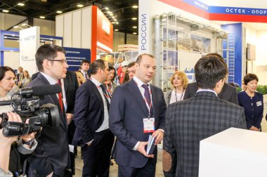 St. Petersburg, Rusya - 25 Nisan, 2017. İş adamları ve St. Petersburg enerji forumda ziyaretçi.