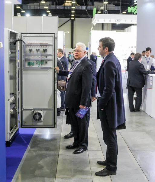 St. Petersburg, Rusya - 25 Nisan, 2017. İş adamları ve St. Petersburg enerji forumda ziyaretçi.