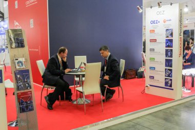 St. Petersburg, Rusya - 25 Nisan, 2017. İş adamları ve St. Petersburg enerji forumda ziyaretçi.