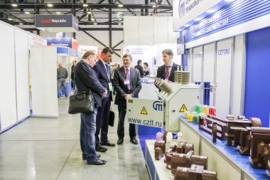 St. Petersburg, Rusya - 25 Nisan, 2017. İş adamları ve St. Petersburg enerji forumda ziyaretçi.