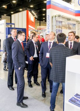 St. Petersburg, Rusya - 25 Nisan, 2017. İş adamları ve St. Petersburg enerji forumda ziyaretçi.