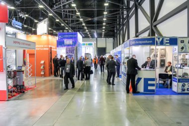 St. Petersburg, Rusya - 25 Nisan, 2017. İş adamları ve St. Petersburg enerji forumda ziyaretçi.