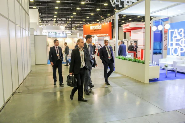 St. Petersburg, Rusya - 25 Nisan, 2017. İş adamları ve St. Petersburg enerji forumda ziyaretçi.