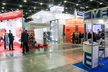 St. Petersburg, Rusya - 25 Nisan, 2017. İş adamları ve St. Petersburg enerji forumda ziyaretçi.