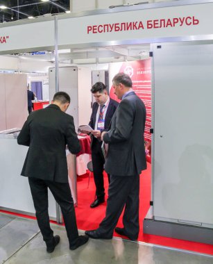St. Petersburg, Rusya - 25 Nisan, 2017. İş adamları ve St. Petersburg enerji forumda ziyaretçi.