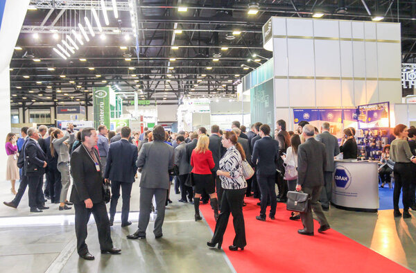 Санкт-Петербург, Россия - 25 апреля 2017 года. Деловые люди и посетители энергетического форума в Санкт-Петербурге
.