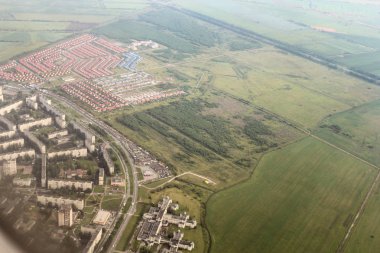 Zemin ve bulutlar uçak penceresinden görünümüne.