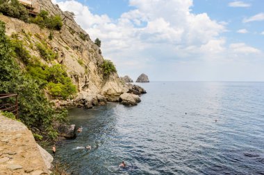 Kırım, Gurzuf İlçesi - 15 Temmuz, 2018. Çehov cottage yakınındaki taşlarla bay.