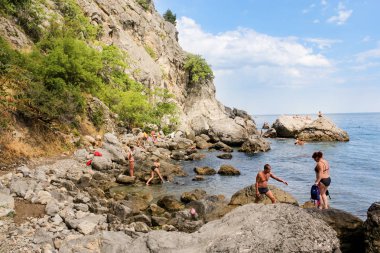 Kırım, Gurzuf İlçesi - 15 Temmuz, 2018. Çehov cottage yakınındaki taşlarla bay.