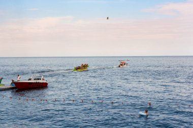 Kırım, Aluşta - 15 Temmuz, 2018. Aluşta plaj ve mesire insanlar.