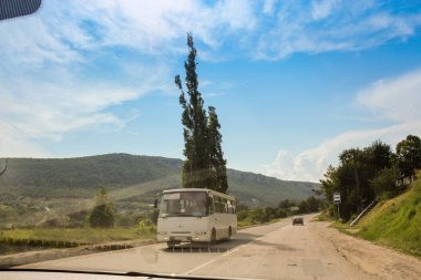 Kırım, Yalta - 19 Temmuz, 2018. Kırım'da yollarda hareket eden bir arabanın penceresinden sayısı.