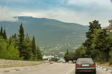 Kırım, Yalta - 19 Temmuz, 2018. Kırım'da yollarda hareket eden bir arabanın penceresinden sayısı.