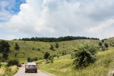 Kırım'da yollarda hareket eden bir arabanın penceresinden sayısı.