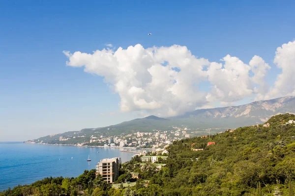 Yalta sahil üzerinde gözlem platformu üzerinden görüntülemek.