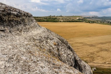 Kayanın arkasına alanlar.