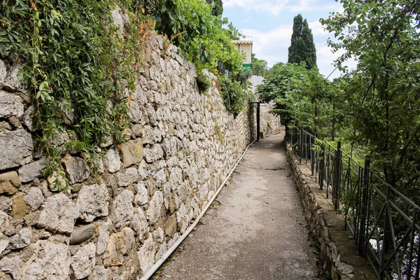 Narrow passage along the wall. — Stock Photo, Image