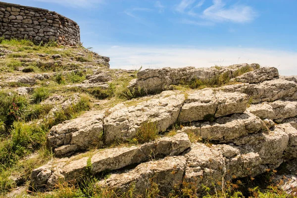 Камінь рок на вершині Ай-Петрі. — стокове фото