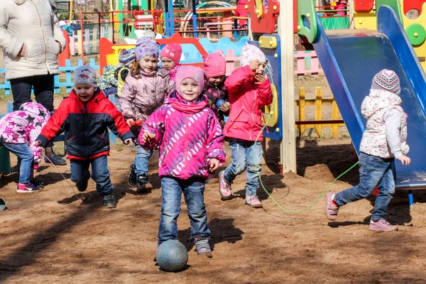 Дети играют на детской площадке . — стоковое фото