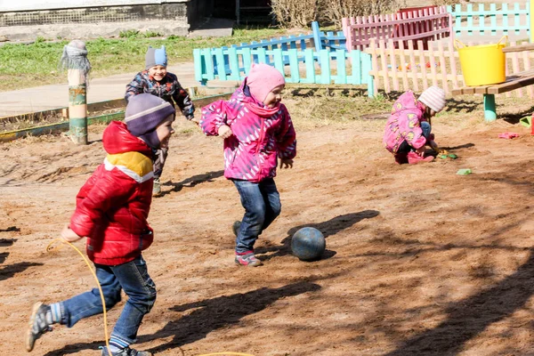 Дети играют с мячом . — стоковое фото