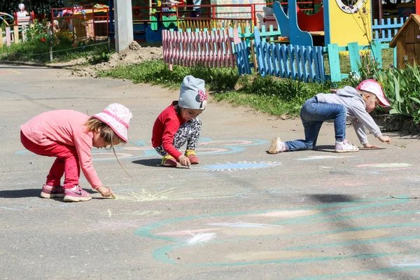 Дети рисуют мелом на асфальте . — стоковое фото