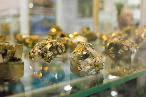 Cam arkasında altın taşları.