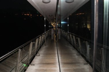 Balkon gecede Restoran.