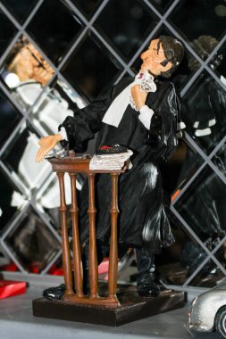 Podyum arkasında adam.