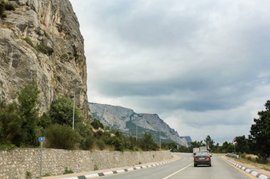 Yolun üzerinde alçak bulutlar.