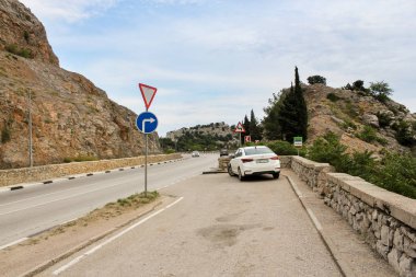 Dağlarda park etmiş arabalar.