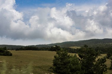 Kümülüs tepelerin üstünde.